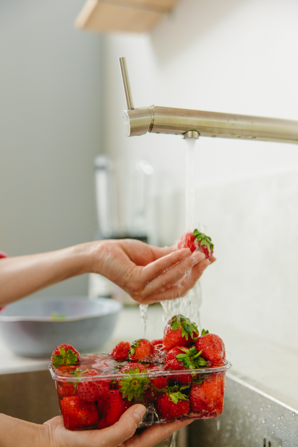 frische erdbeeren fluessendes wasser waschbecken