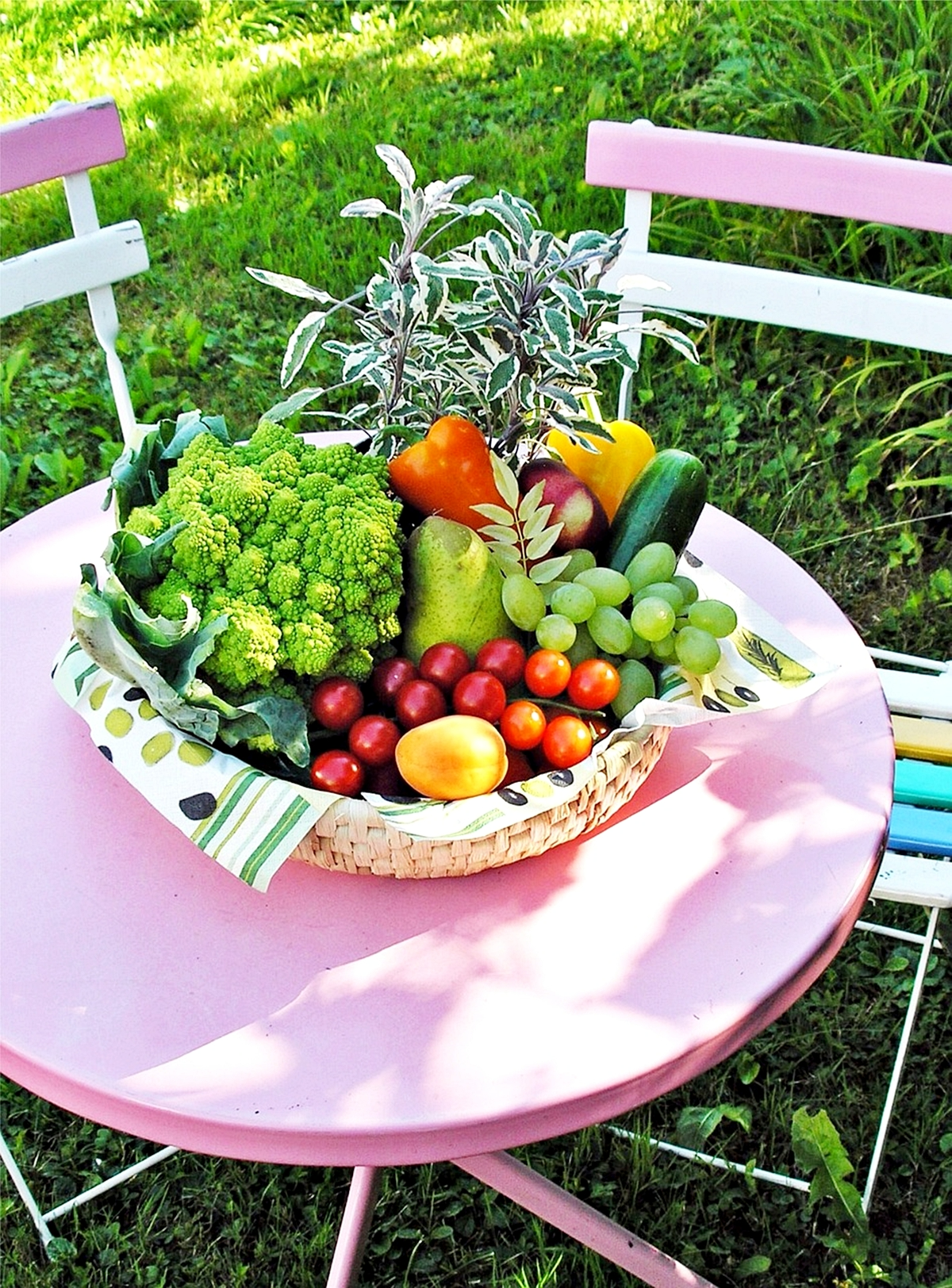 farbenfroher picknick tisch in rosa und weiss