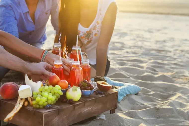 fingerfood beach party ideen was braucht man fuer fingerfood beachparty frau und mann am strand fingerfood