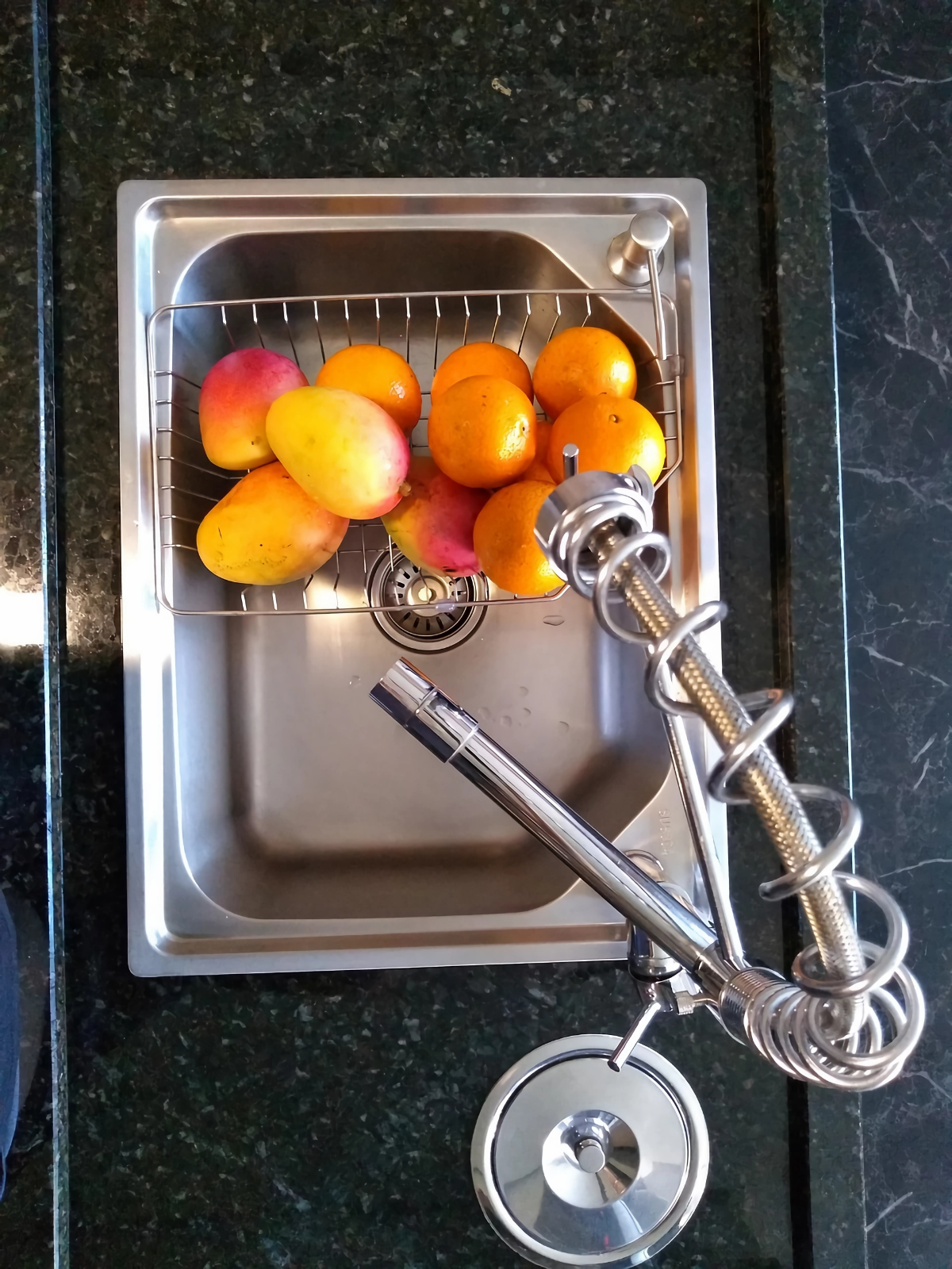 fruechte am waschbecken orangen zitonen zitrusfruechte