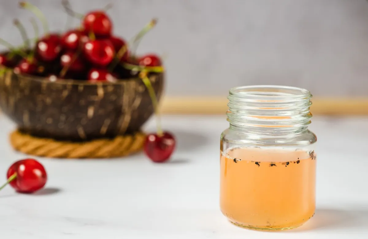 hausmittel gegen fruchtfliegen apfelessig im glasgefäß