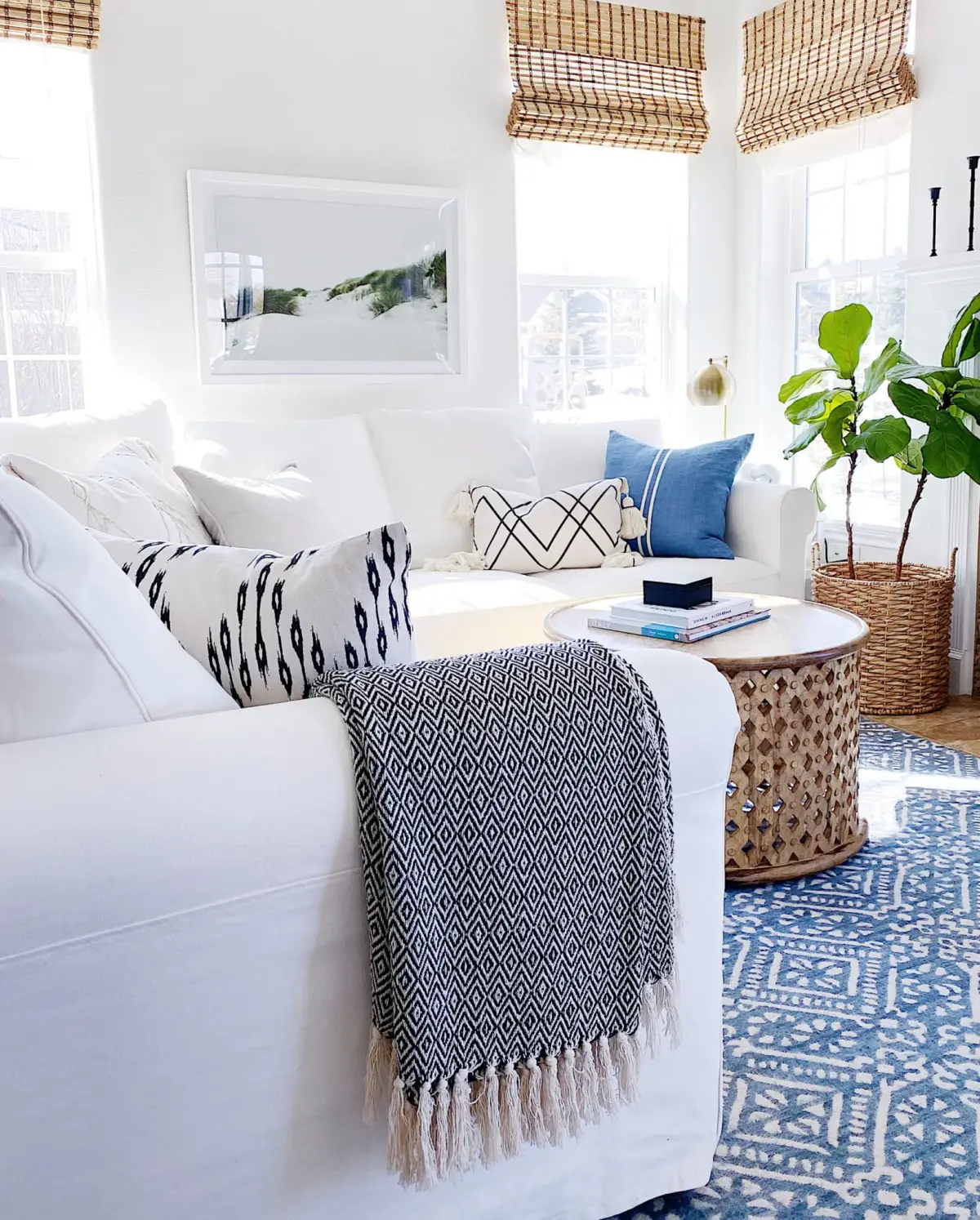 kleine ferienwohnung einrichten wohnzimmer in bungalow am meer einrichten weisse moebel niedrige kaffeetische aus holz retro teppich in blau weiss