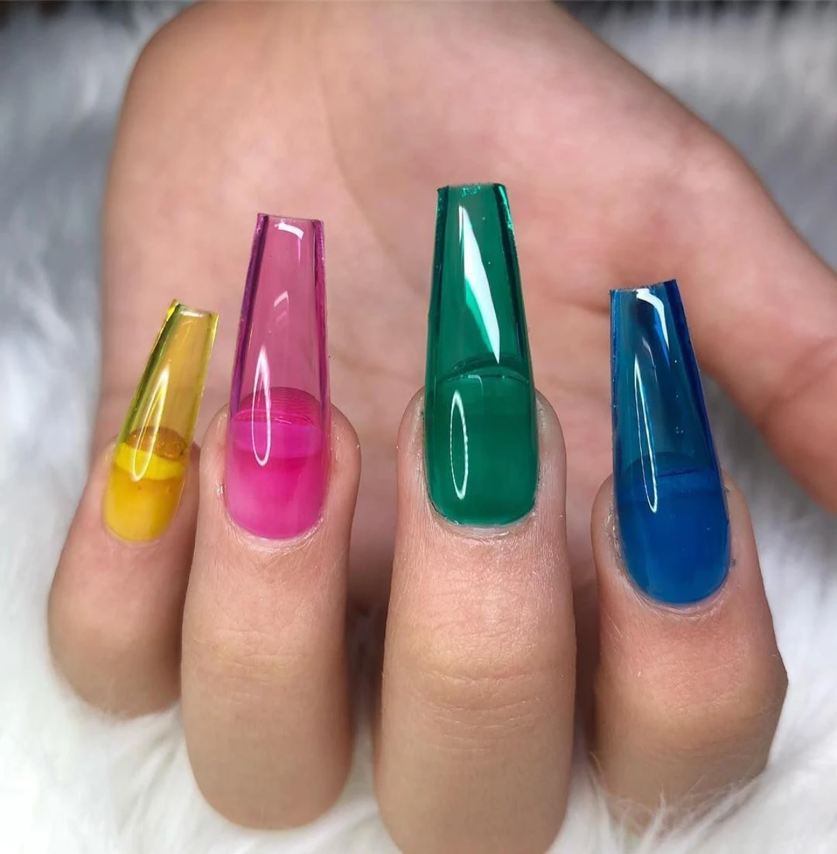 manikuere trend 2023 jelly nails