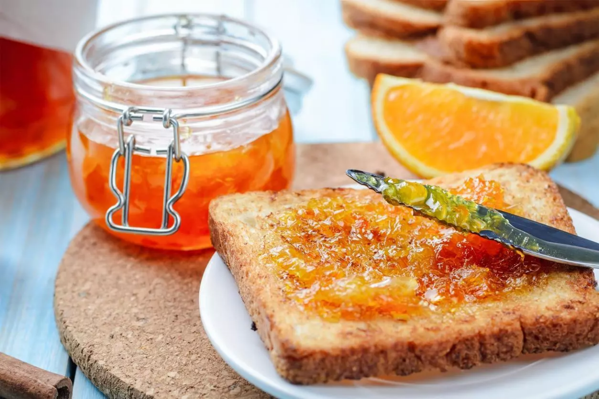 marmelade mit brot zum fruestueck essen und gesunde suessigkeiten