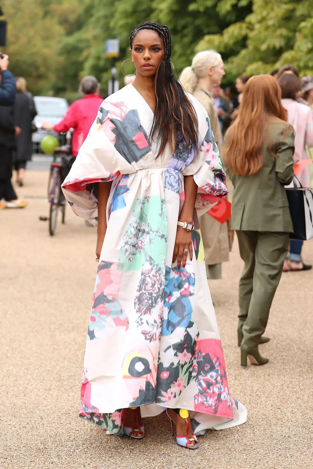 maxi sommerkleider fuer 2023 welche farben sind 2023 modern frau in maxikleid mit abstraktem muster kimono stil