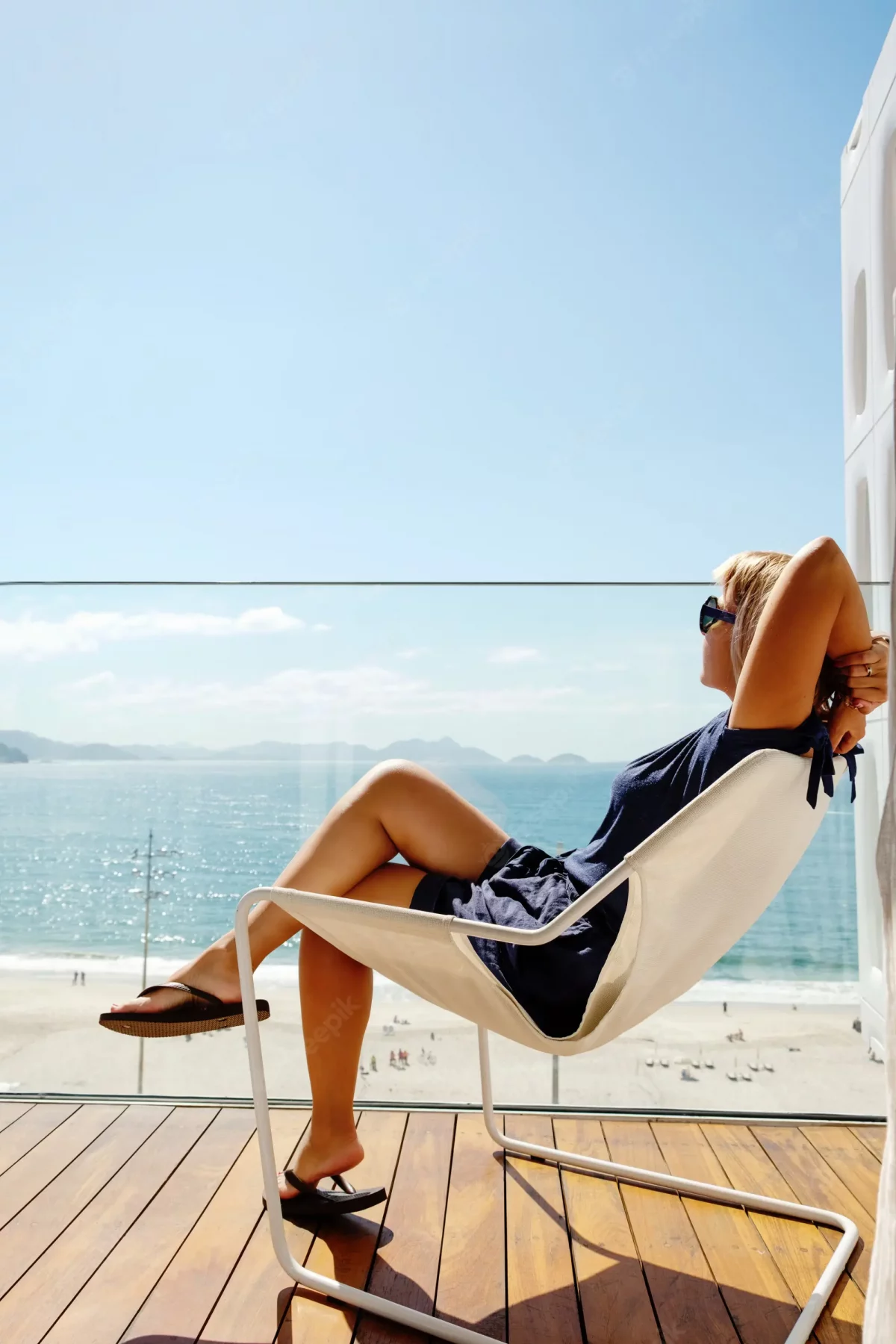 mulher relaxante na varanda com vista para o oceano 254209 25