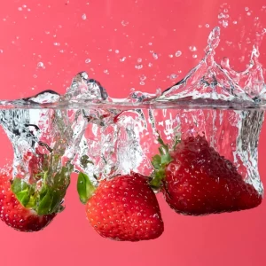 obst richtig waschen erdbeeren im wasser