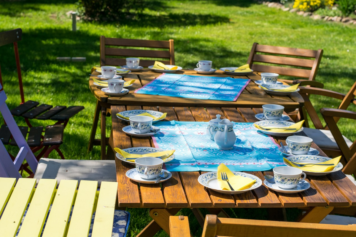 picknick tisch holz essen in den garten tischdeko in blau und gelb