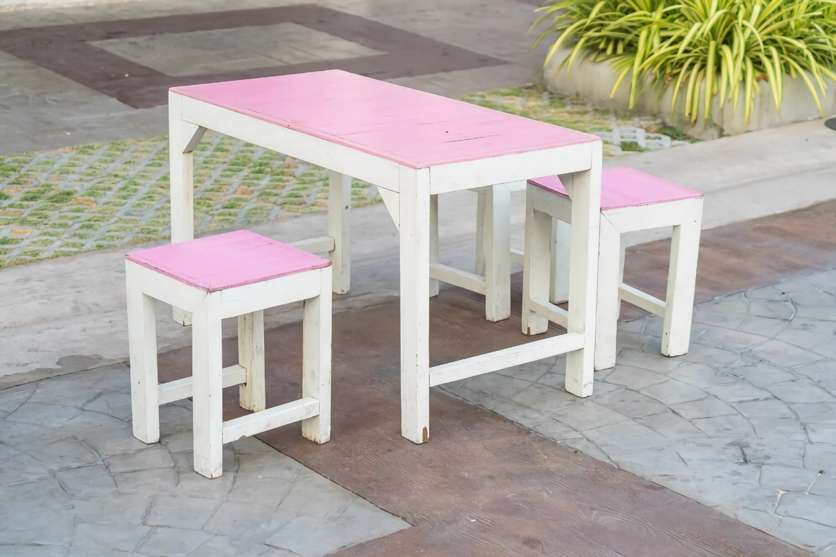 picknicktisch im garten in rosa und weiss