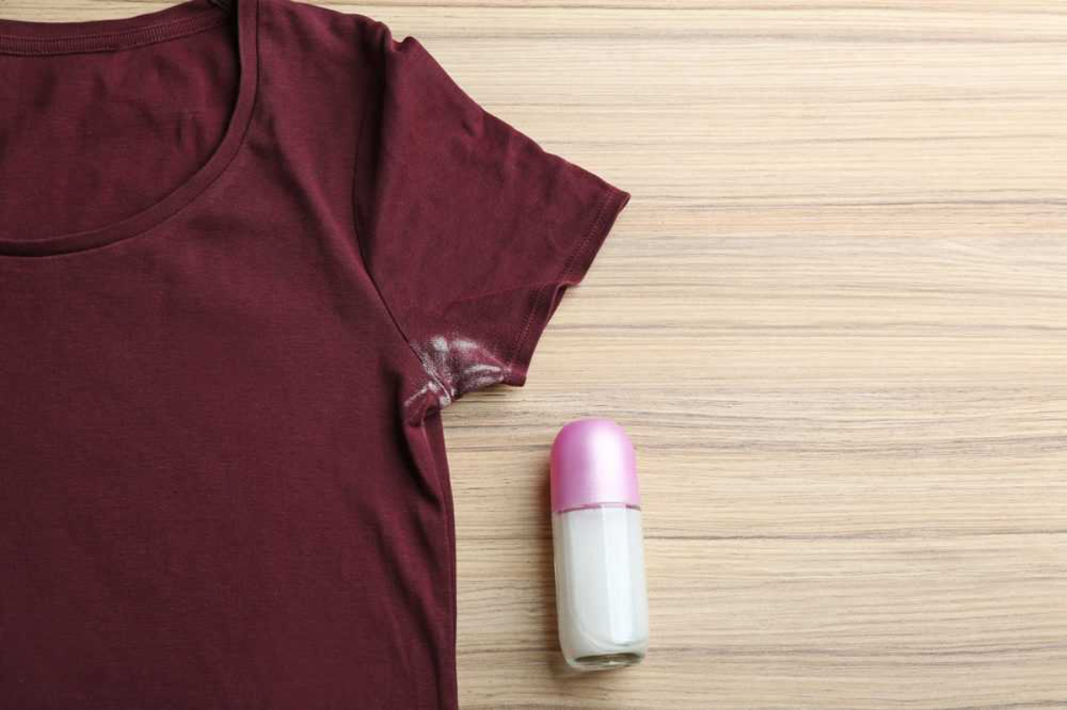 rotes t shirt mit weißem fleck vom deodorant