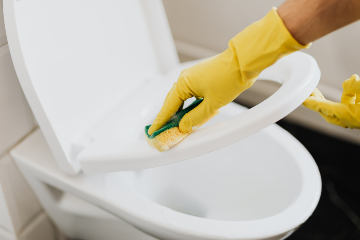  badezimmer sauber machen toilette hausmittel gegen gestank