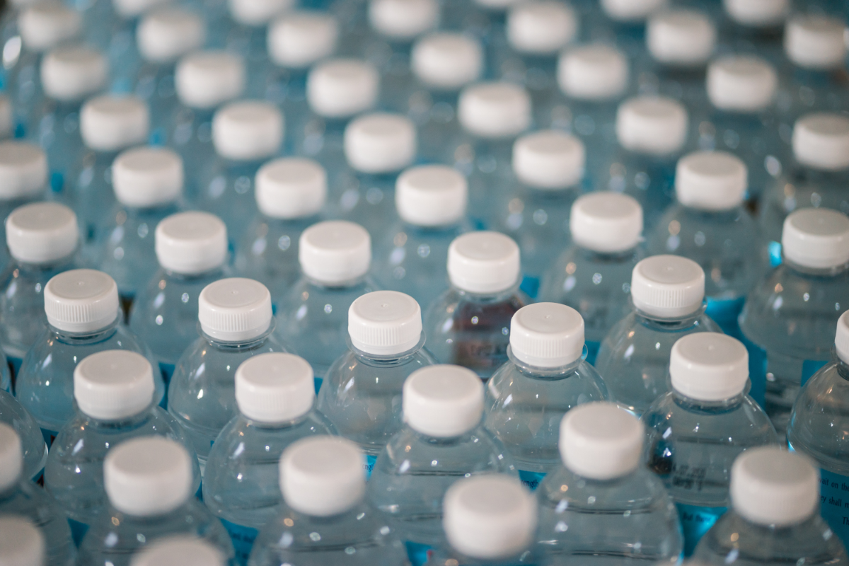 wasserflaschen desinfizieren einweg plastikflaschen in den muell werfen