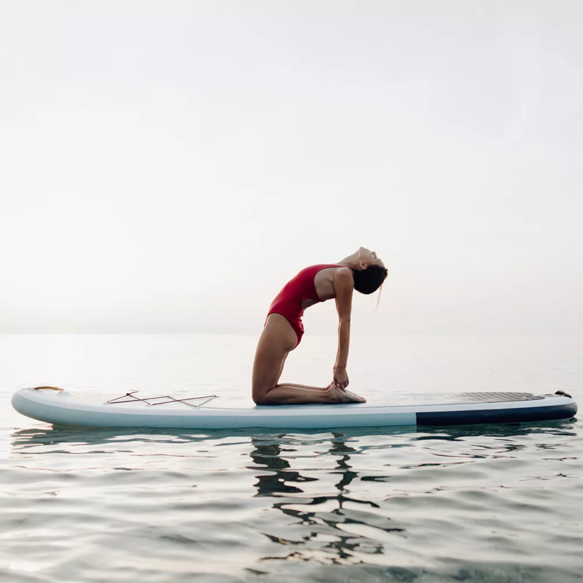 yoga im badeanzug machen strandsport treiben