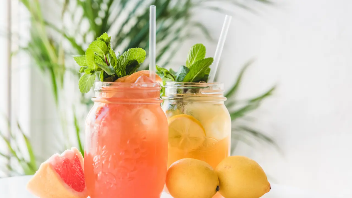 zwei gläser mit verschiedenen hausgemachten limonaden mit zitronenlimonade und grapefruit