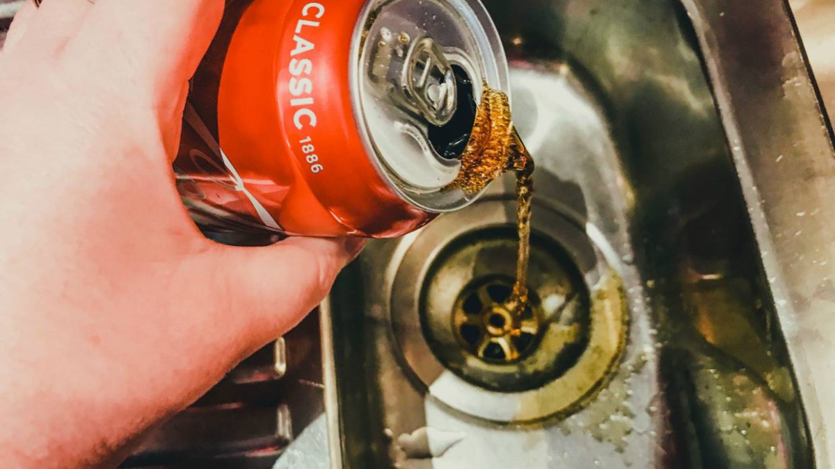 abfluss reinigen, indem man coca cola in das waschbecken gießt