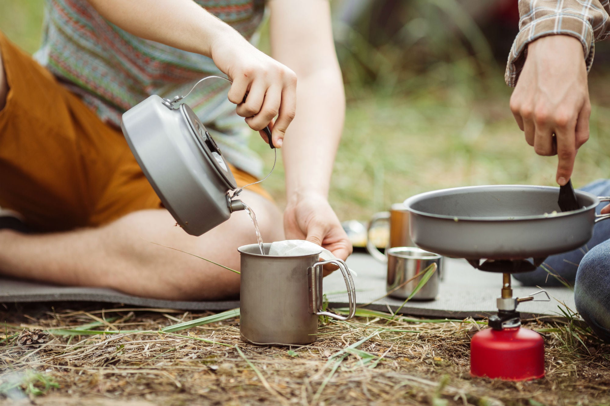 essen kochen und wasser kochen beim camping im sommer