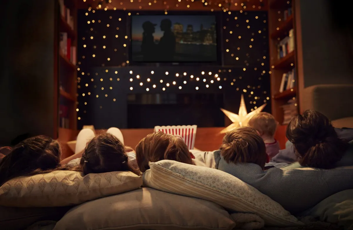aktivitäten für kinder bei regen film zuhause ansehen movie night