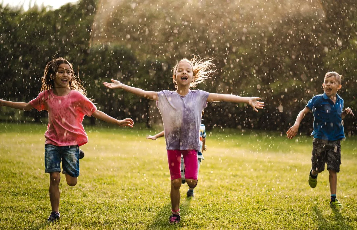 aktivitäten für kinder bei regen in pfützen springen