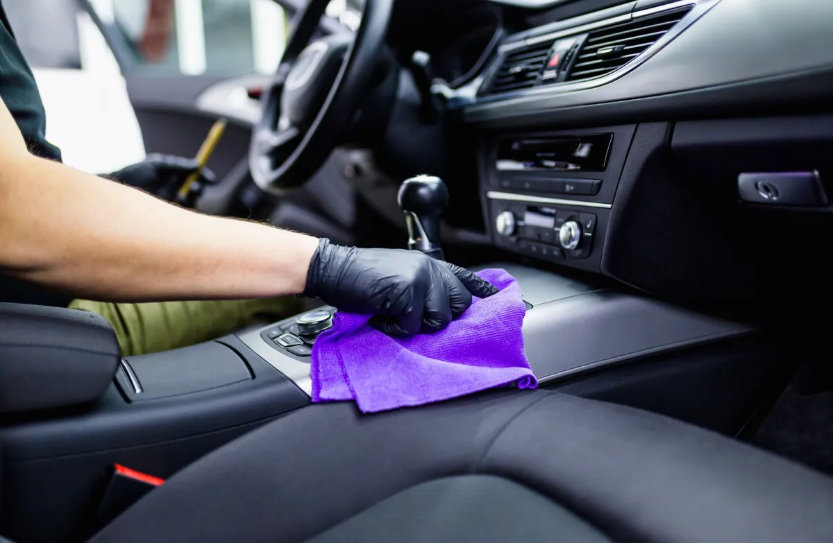 auto innenraum reinigen mit mikrofasertuch gummihandschuhe tragen