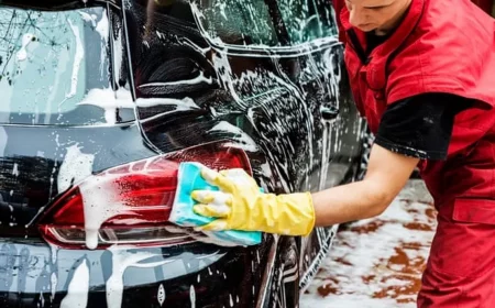 auto selbst waschen autoshampoo auftragen mit schwamm