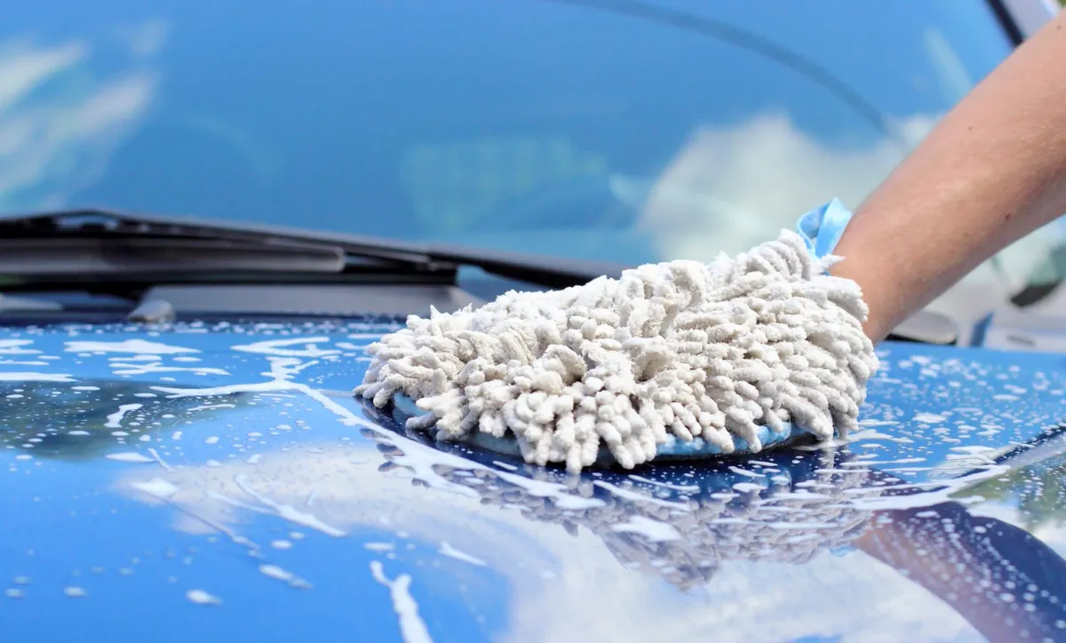 auto selbst waschen autoshampoo auftragen