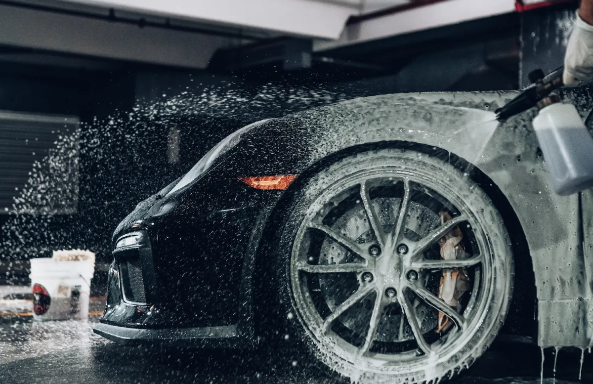 auto waschen mit wasser spritzen schwamm entfernen