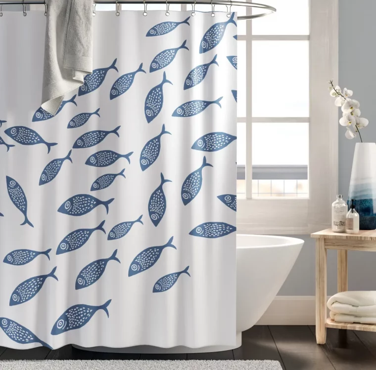 badezimmer weißer duschvorhang mit blauen fischen