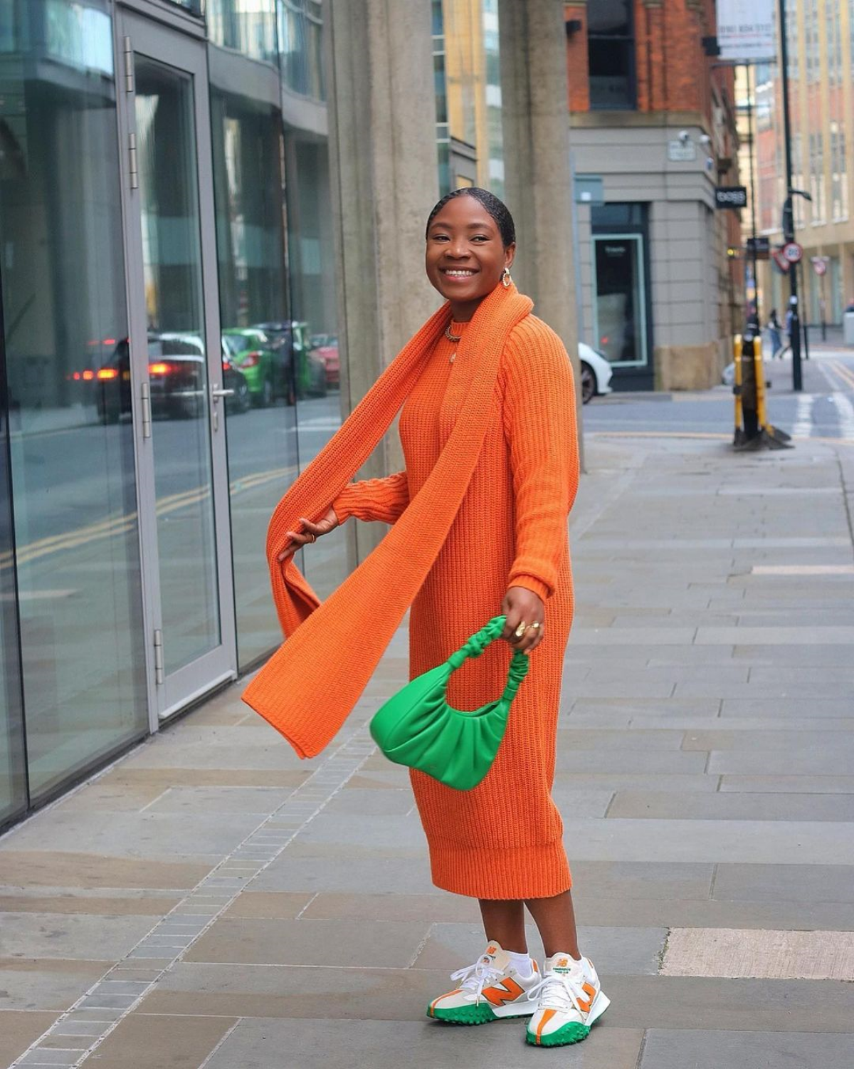 ein outfit in gruen und orange waehlen und welche farbkombination