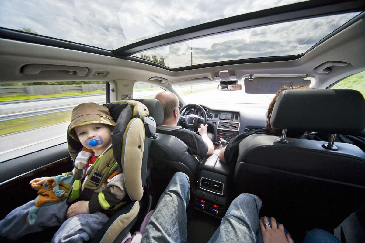 eine familie die gerne zusammen reisen und urlaube mit auto machen