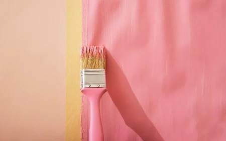farbige tapete ueberstreichen rosa farbe pinsel wand