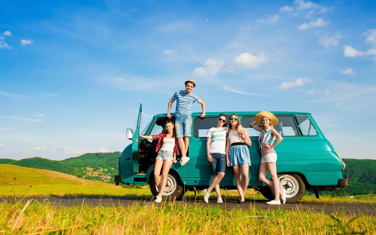 freunde die mit dem auto fahren und urlaub mit auto machen