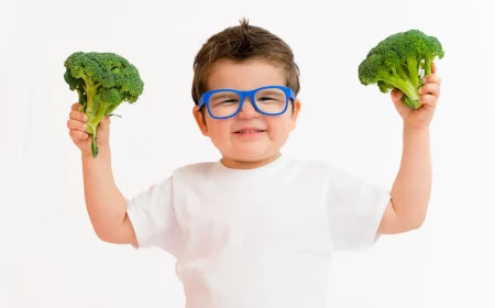 immunsystem stärken bei kindern richtige ernährung kind hält brokkoli