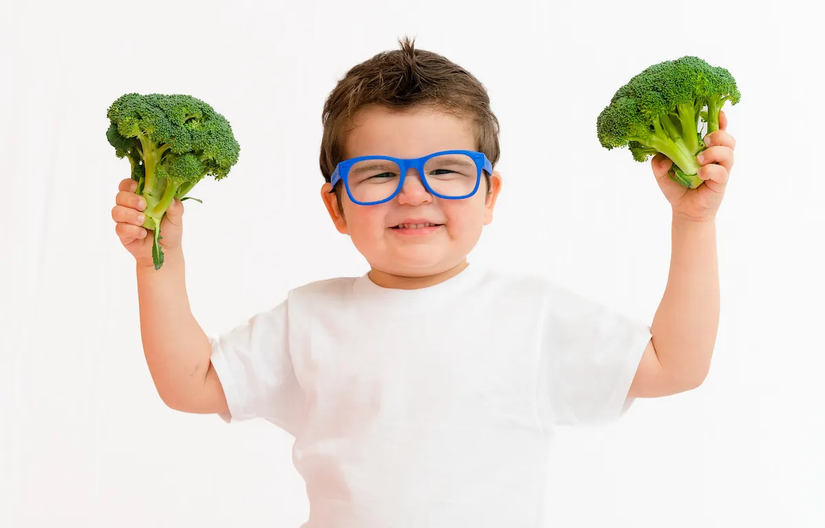 immunsystem stärken bei kindern richtige ernährung kind hält brokkoli