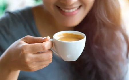 ist es gesund jeden morgen kaffee zu trinken frau geniesst eine tasse kaffee