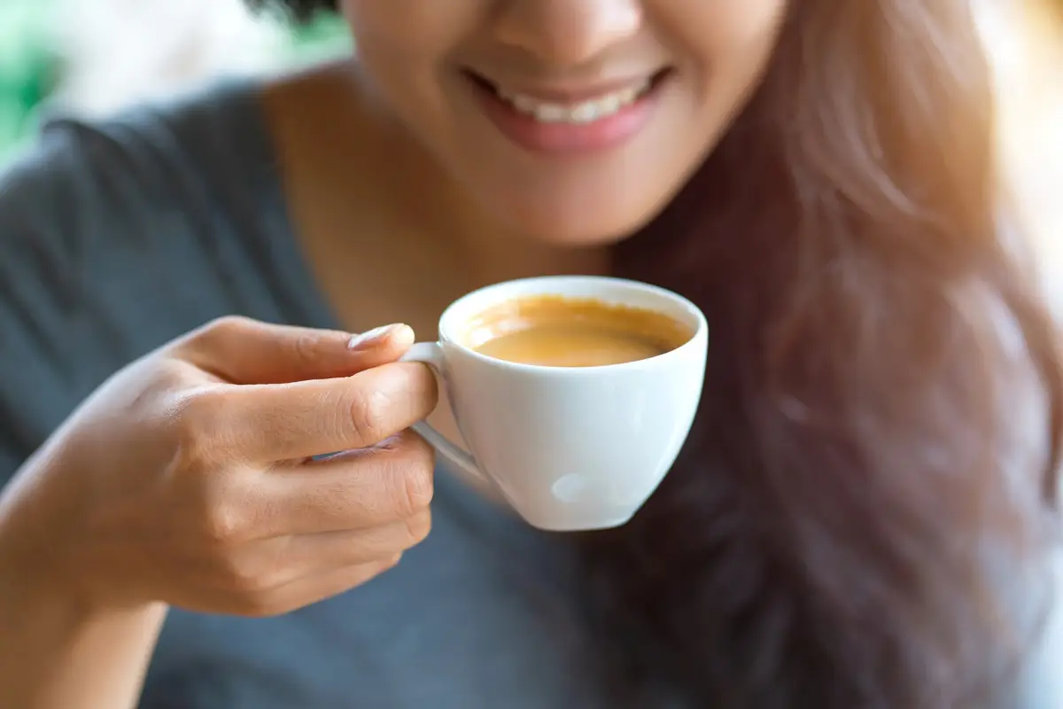ist es gesund jeden morgen kaffee zu trinken frau geniesst eine tasse kaffee