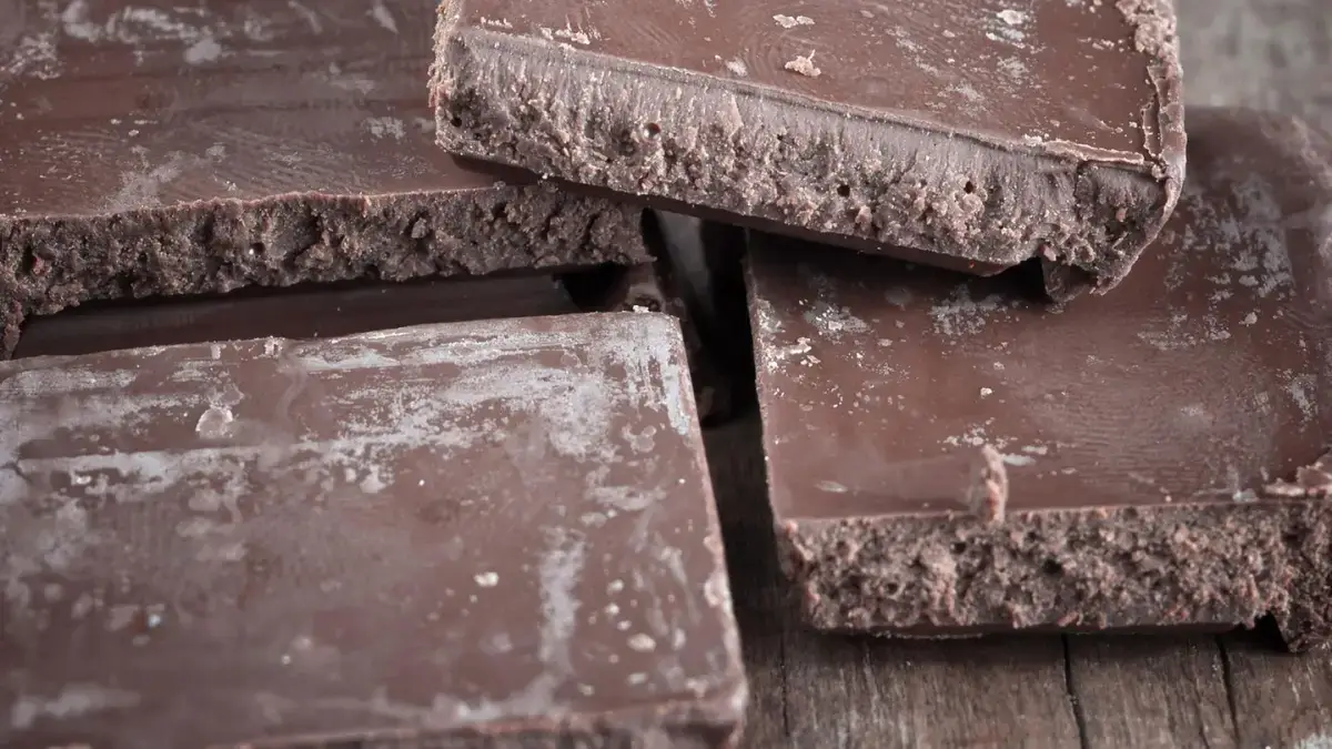 kann man drei jahre abgelaufene schokolade essen dunkle schokolade hat weisse flecken
