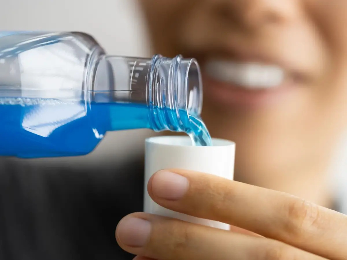kann mundspuelung zahnseide ersetzen frau fuellt verschlussdeckel mit mundspuelung