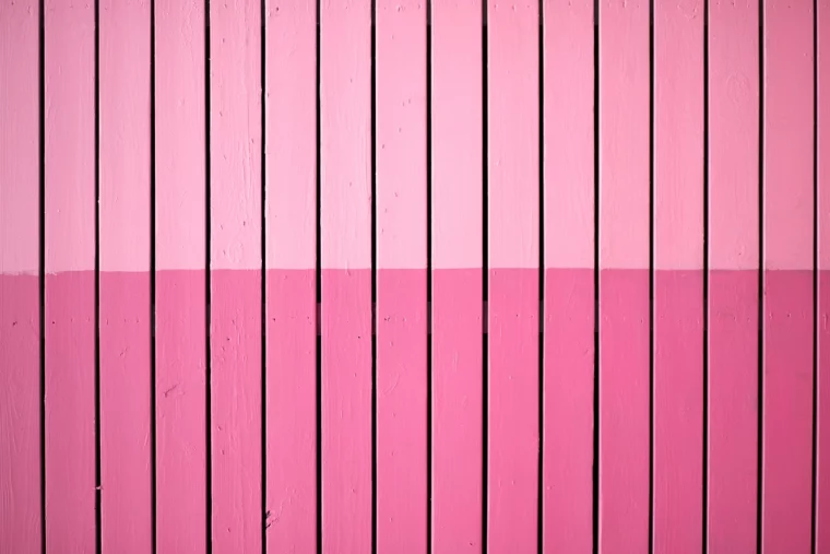 lackiertes holz mit wandfarbe streichen rosa wand