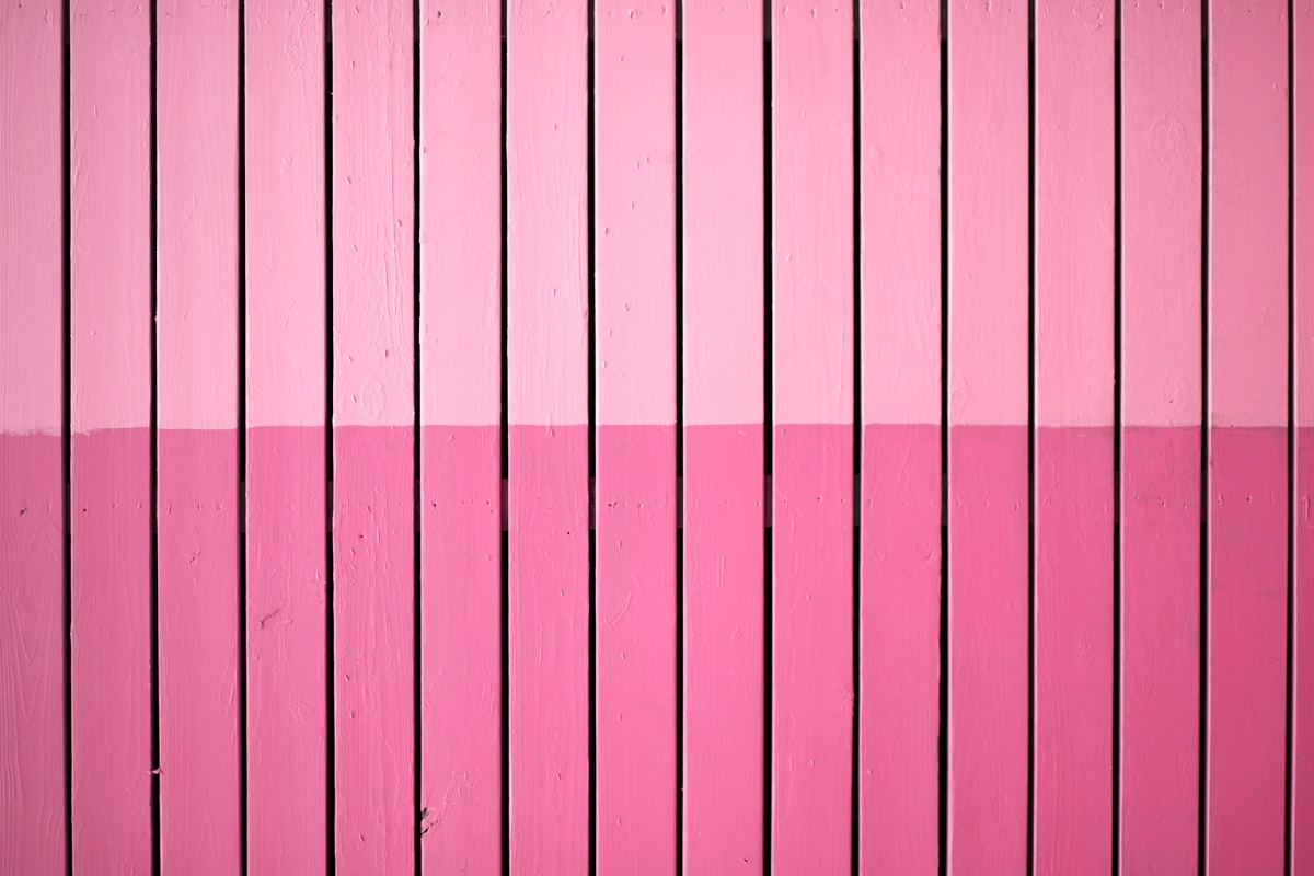 lackiertes holz mit wandfarbe streichen rosa wand
