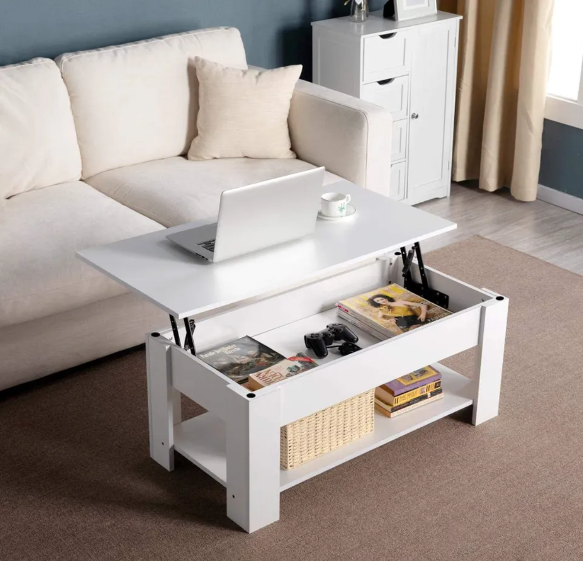 multifunktionaler tisch, der als schreibtisch neben der weißen couch dienen kann