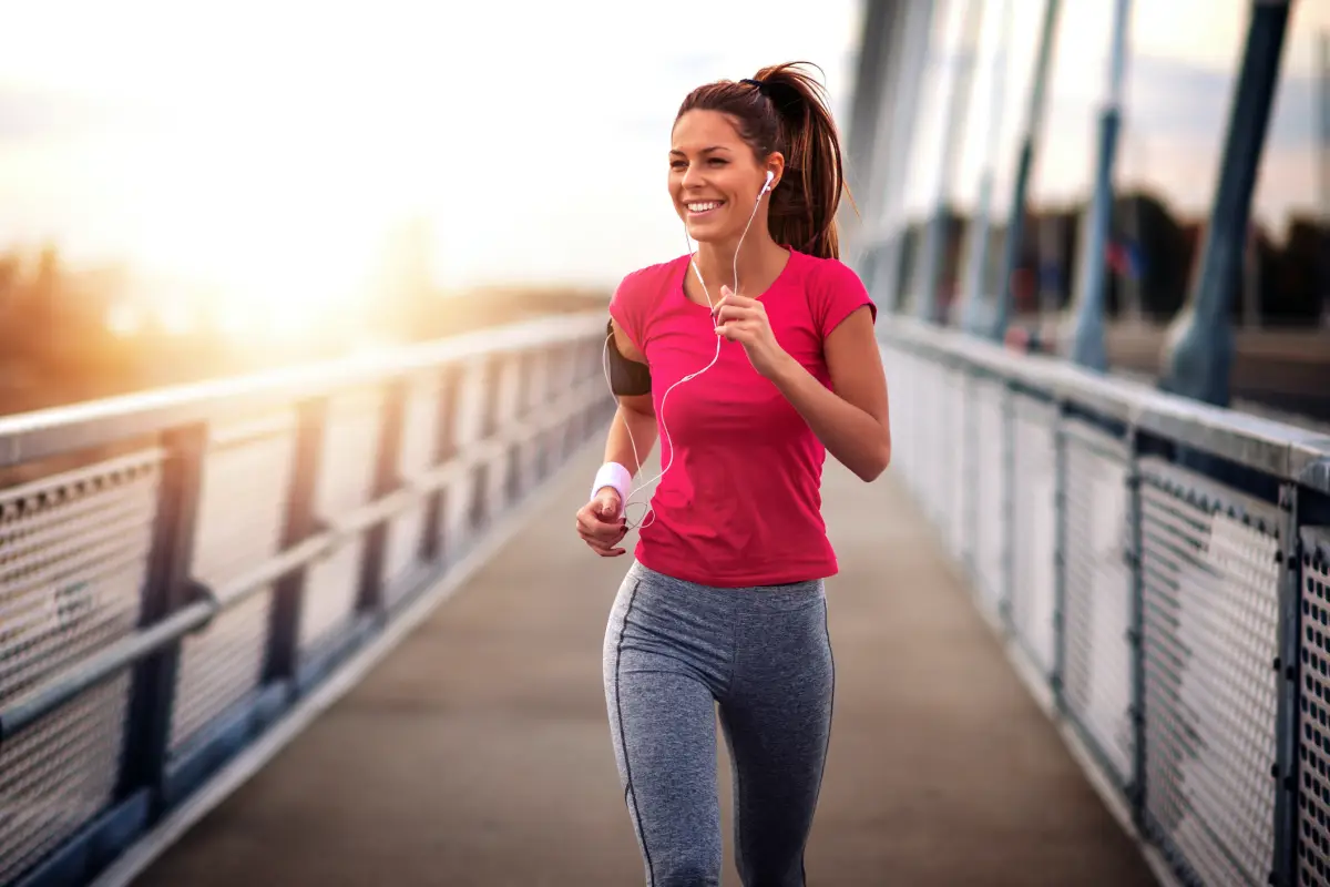 selbstfuersorge aktivitaeten beispiele fuer selbstfuersorge frau geht joggen