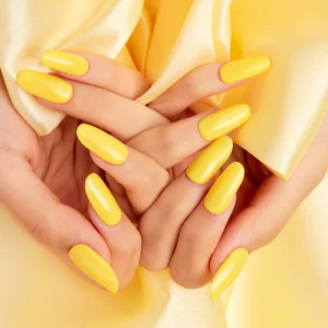 sommer gelnaegel 2023 trendige nagelfarben gelbe nagel