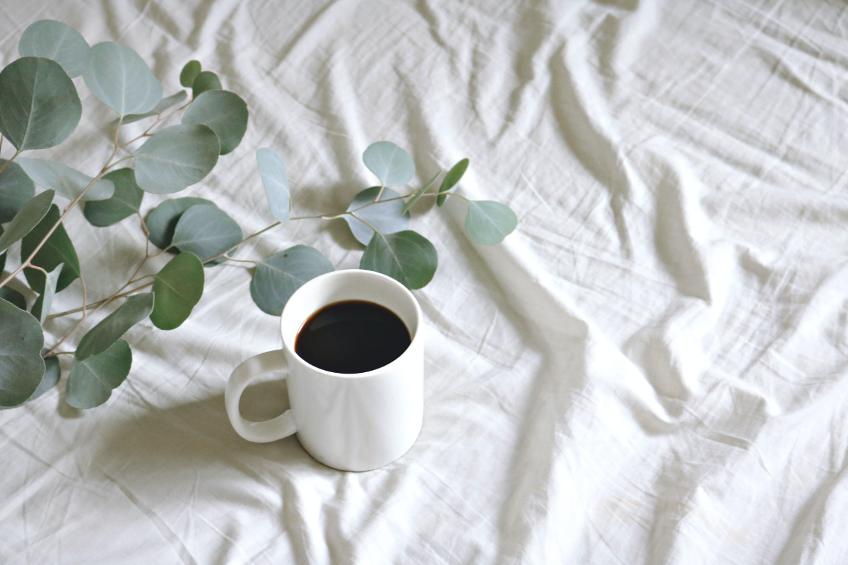 tasse mit schwarzer kaffee auf tisch efeu