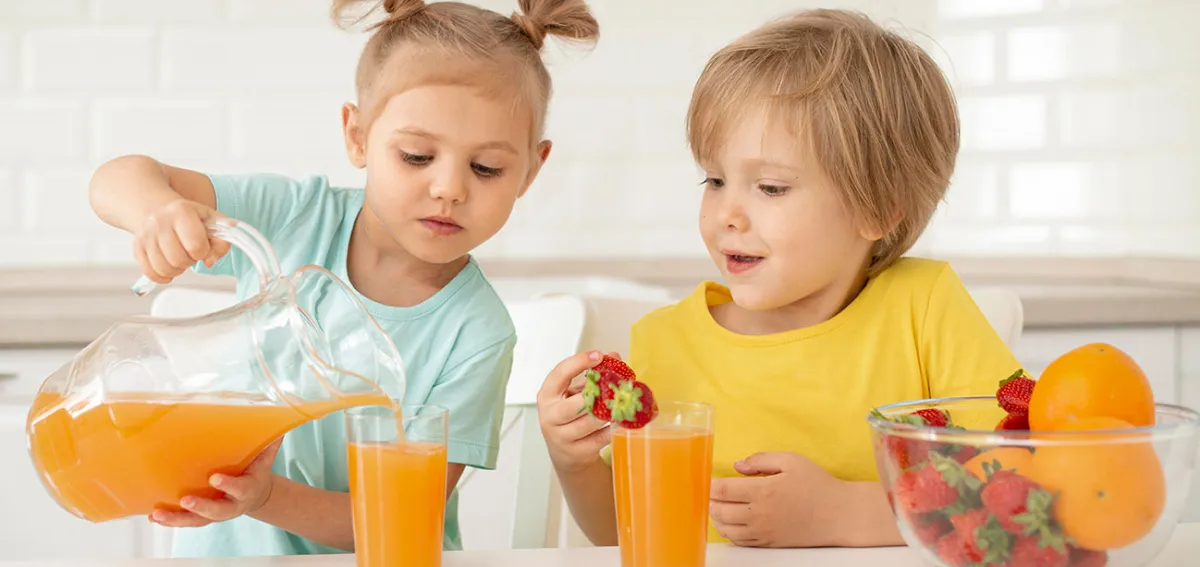 vitamine für starkes immunsystem kinder trinken orangensaft essen erdbeeren