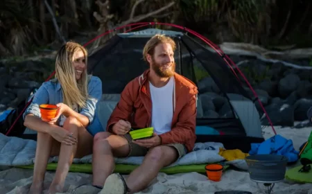 was kann man beim camping gut essen campen im sommer tipps mann und frau sitzen vor einem zelt
