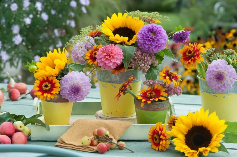 welche dekoideen herbst draussen tischdeko kleine vasen mit sonnenblumen dahlien