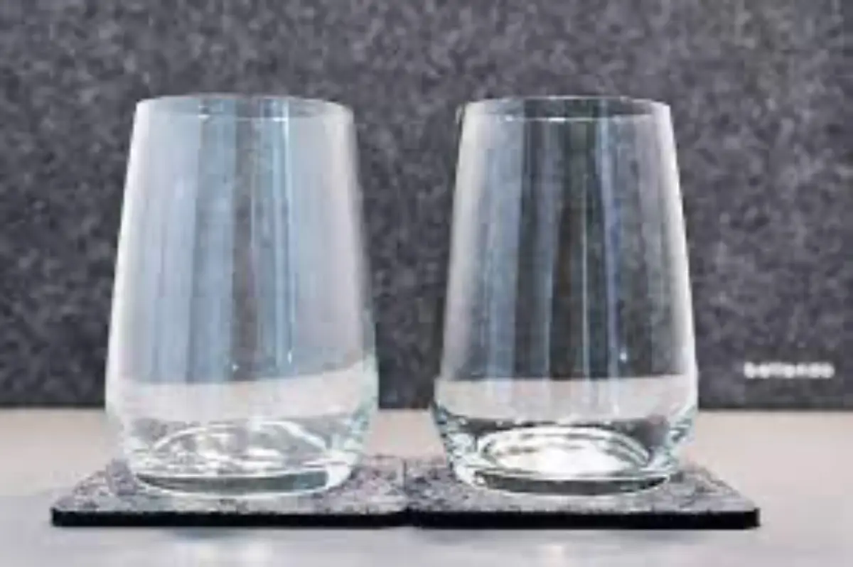 wie bekomme ich angelaufene glaeser wieder sauber zwei glaeser sauber und milchig