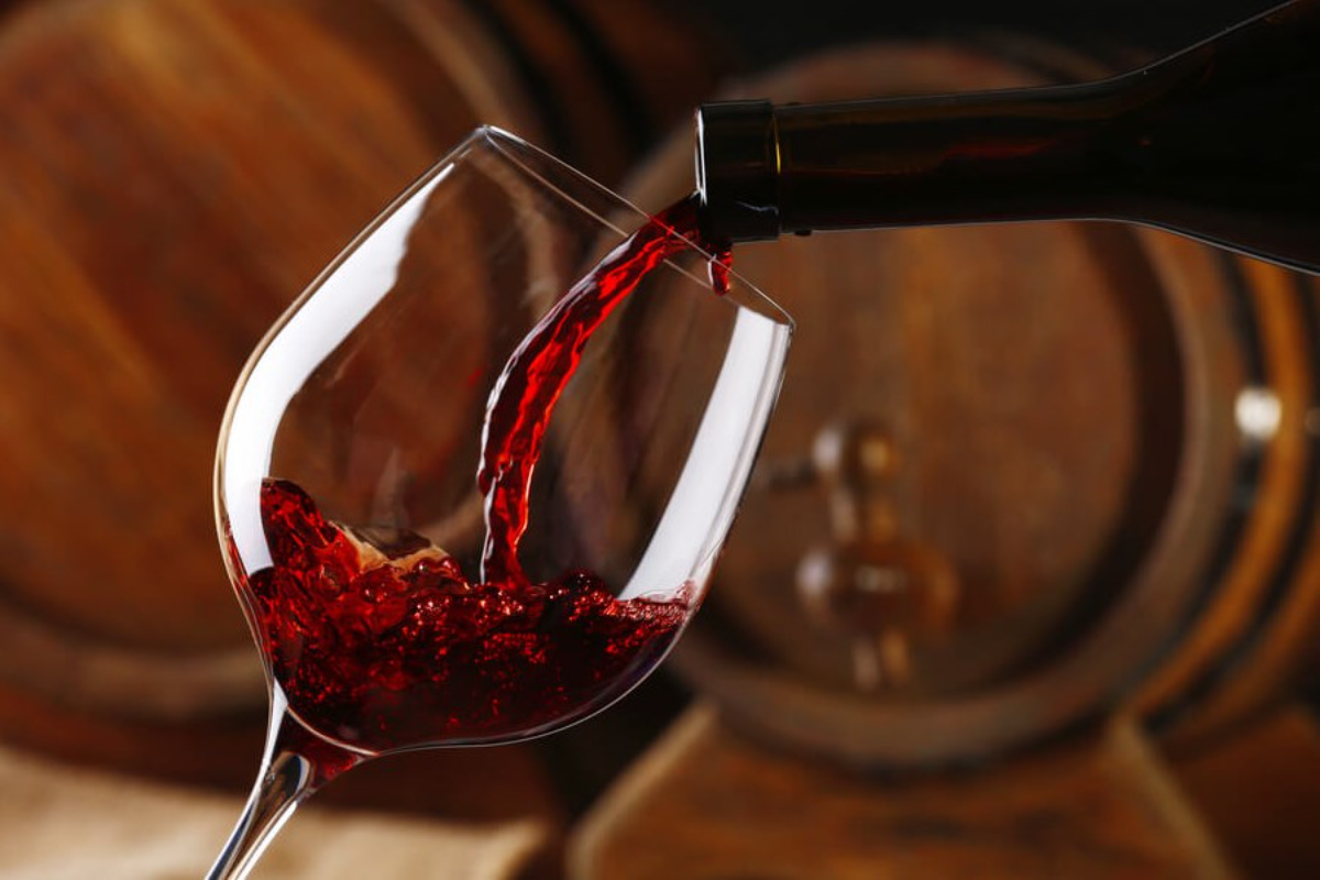 einschenken von selbstgemachtem rotwein in ein glas
