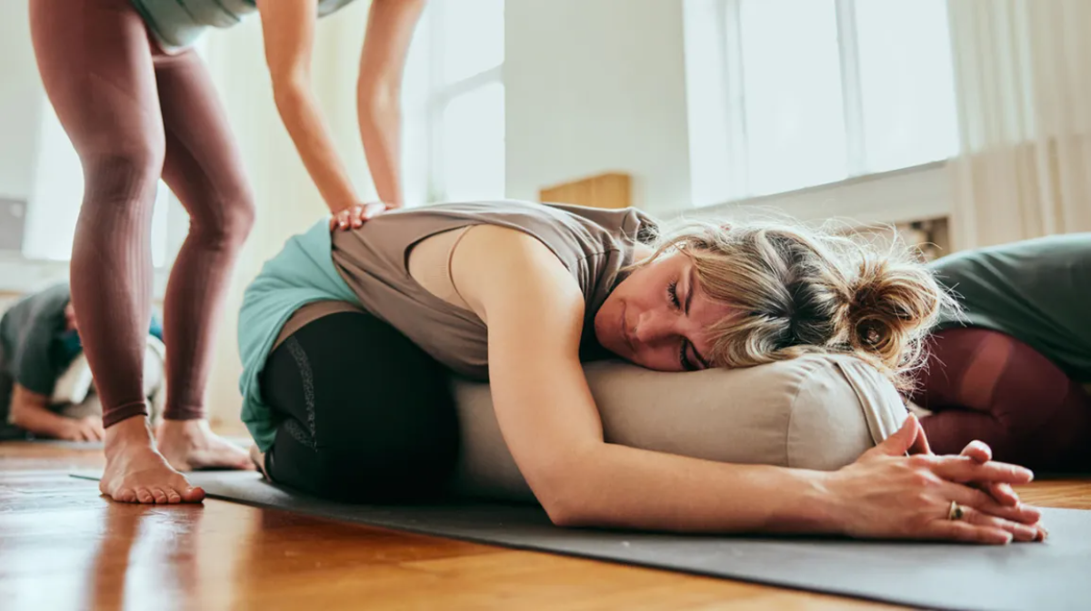 frau übt yoga, um extreme regelschmerzen zu lindern