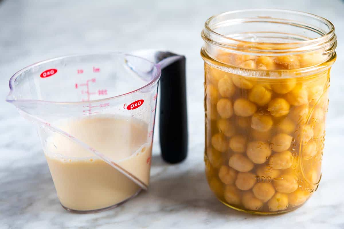 glas mit kichererbsen, um vegane mayonnaise mit aquafaba herzustellen